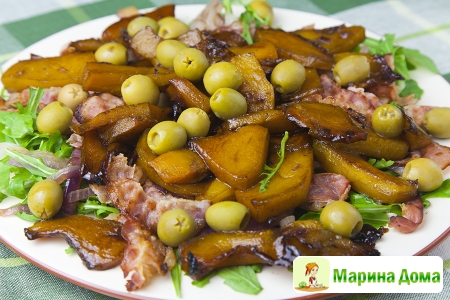 Салат с тыквой, оливками, луком и беконом